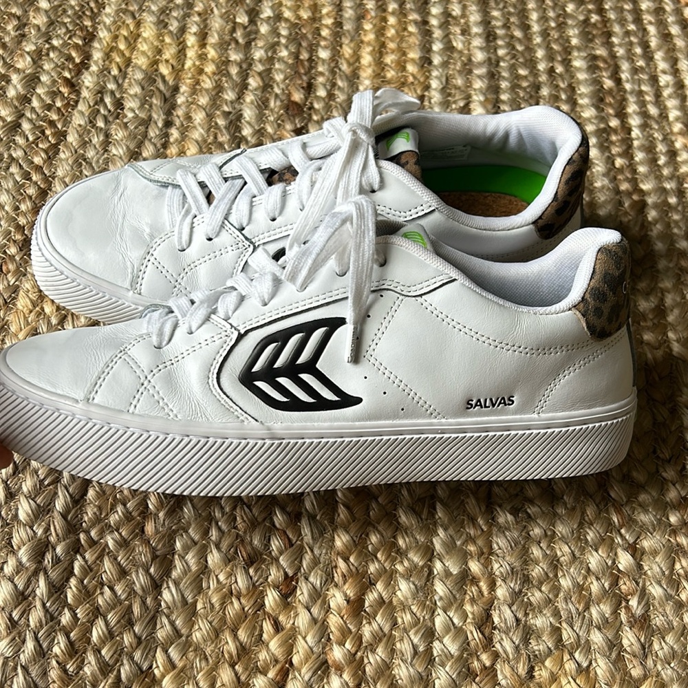 Unisex Cariuma leather sneakers